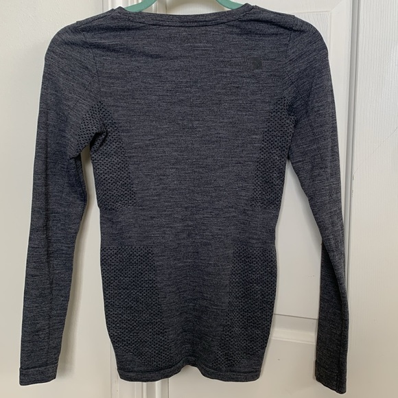 Size small. The North Face. Base layer shirt. - Picture 2 of 3